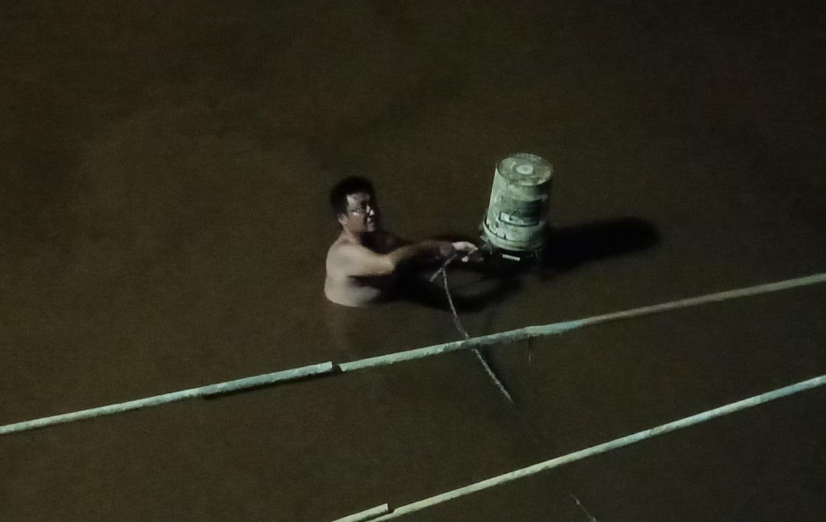 孟凡昌抢救泥浆泵电机.jpg
