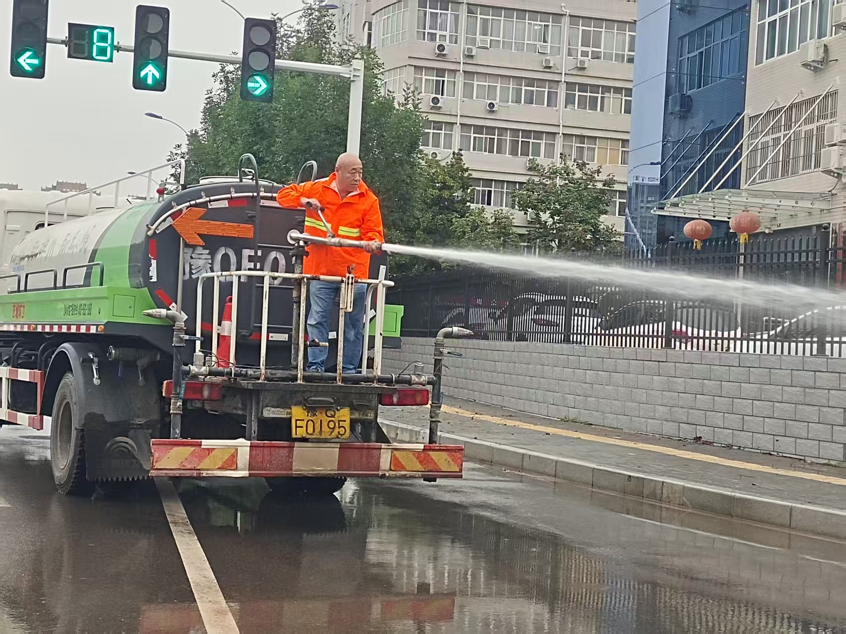 神州环境项目部主管王建设带队开展雨后清理、冲洗道路淤泥.jpg